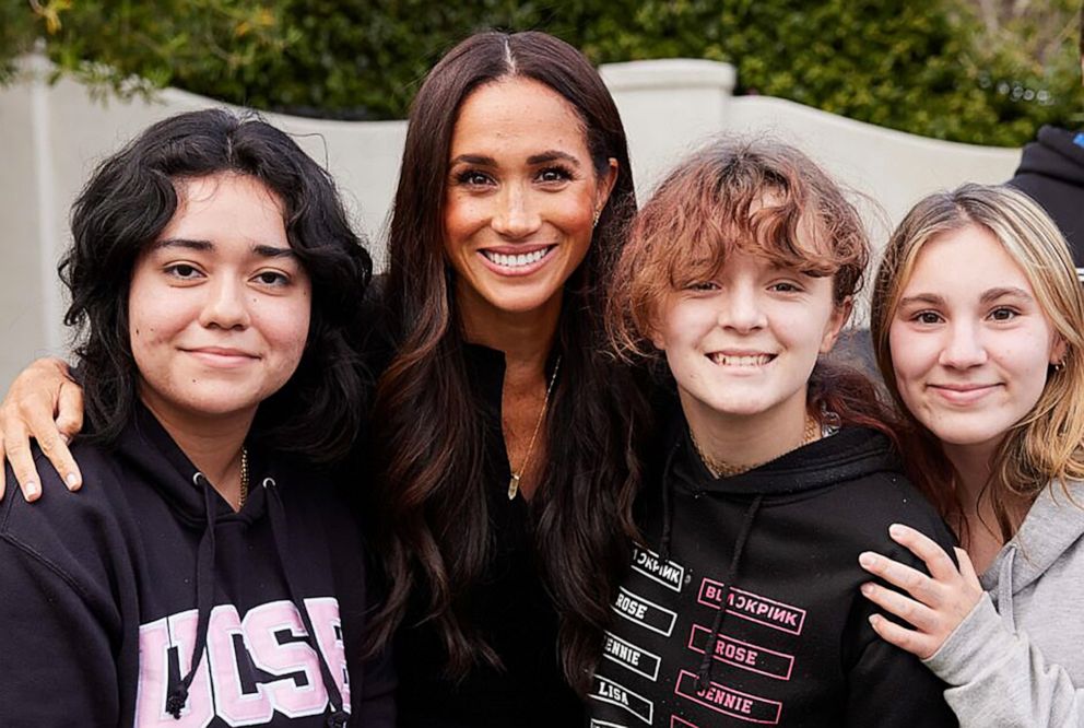 PHOTO: Meghan, the Duke and Duchess of Sussex, meets with teens from AHA! Santa Barbara, a youth group, to discuss mental health.