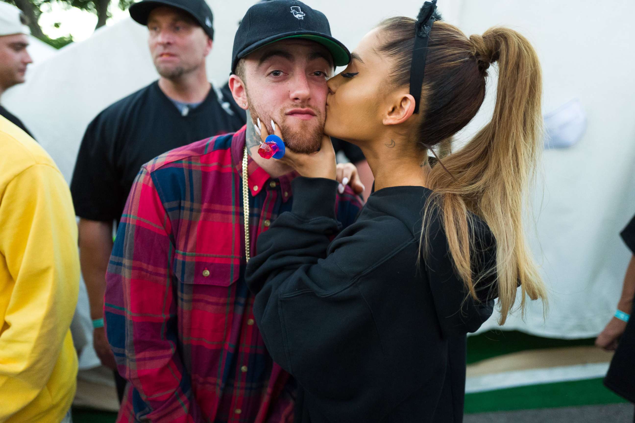 PHOTO: Ariana Grande kisses Mac Miller at an event in Los Angeles, Sept. 25, 2016.