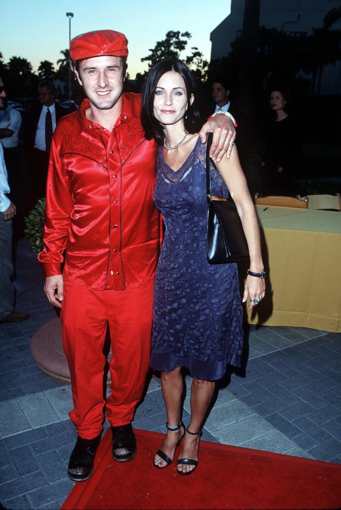 PHOTO: David Arquette and Courteney Cox arrive at the Paramount Theater, 
July 30, 1998, in Hollywood, Calif.