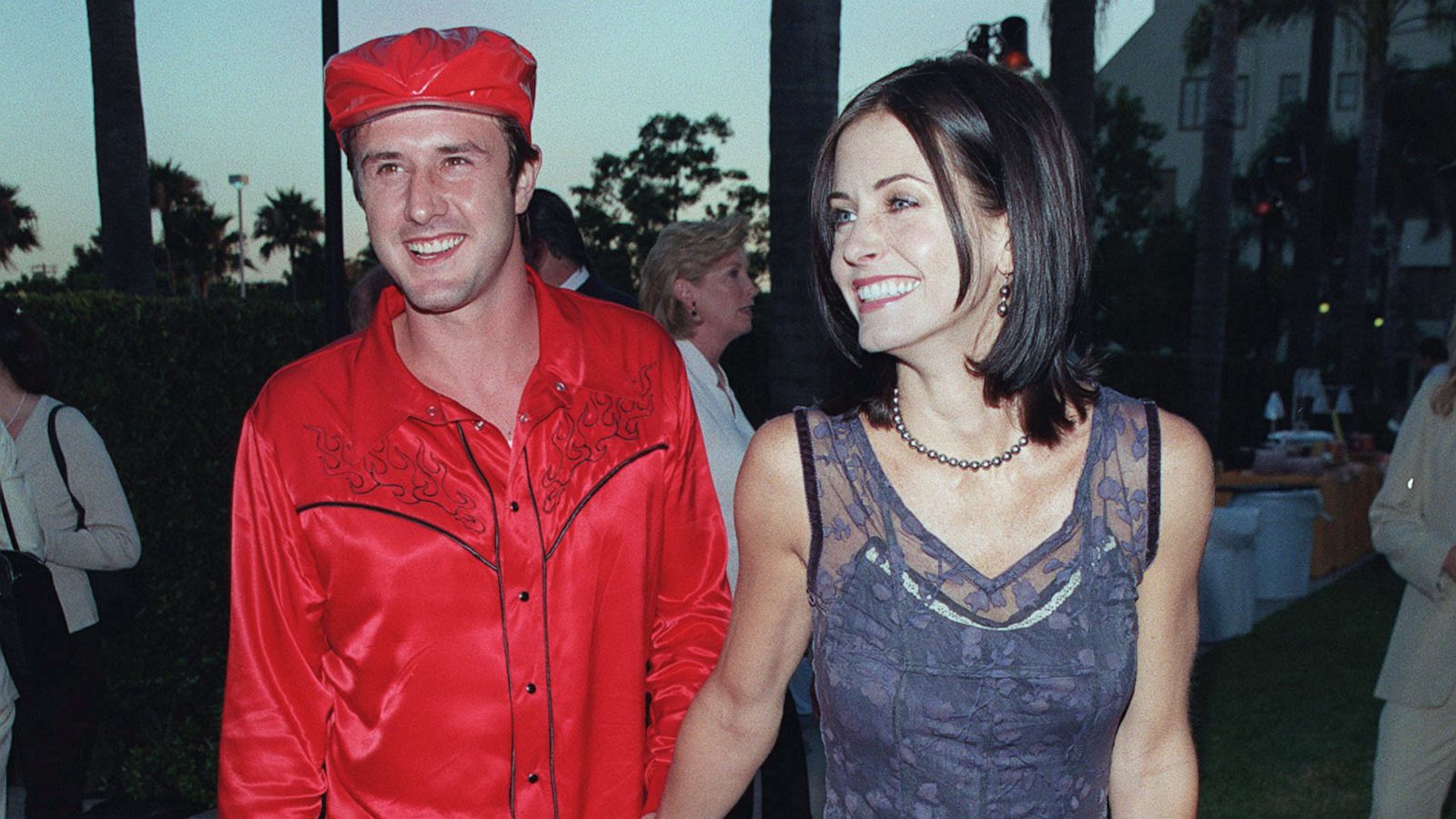 PHOTO: David Arquette and Courteney Cox arrive at the Paramount Theater, July 30, 1998, in Hollywood, Calif.