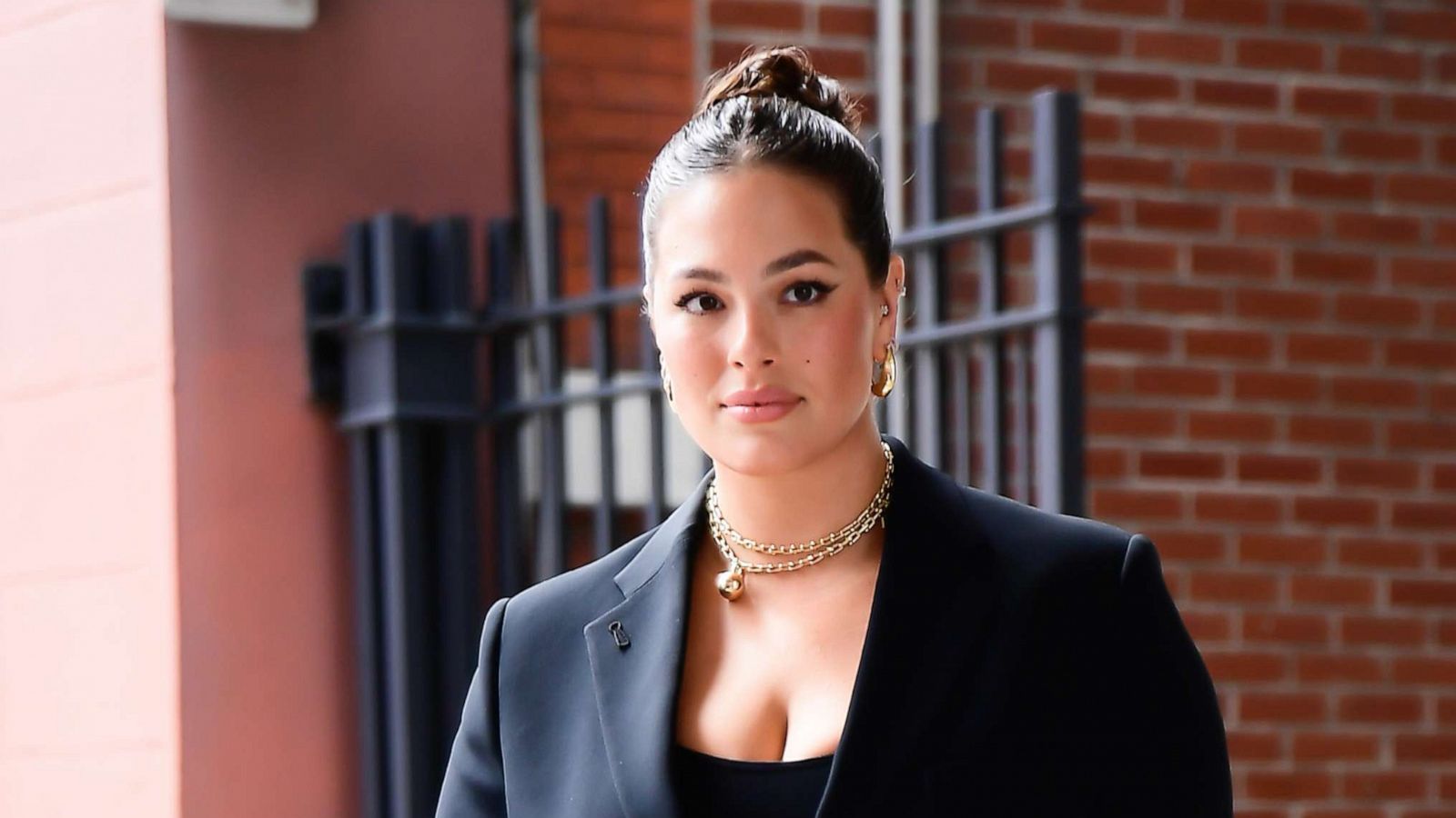 Pregnant Ashley Graham celebrates reaching full term with twins - Good  Morning America