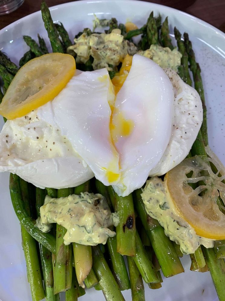 PHOTO: An easy asparagus side dish with poached egg and lemon.
