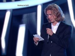 Homeless Man Accepts Miley Cyrus' VMA Award