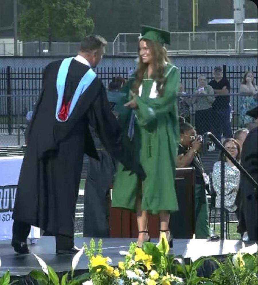 PHOTO: Aubrey Barnett, 17, graduated from Walnut Grove High School in Loganville, Georgia on May 20, after fighting cancer her senior year.