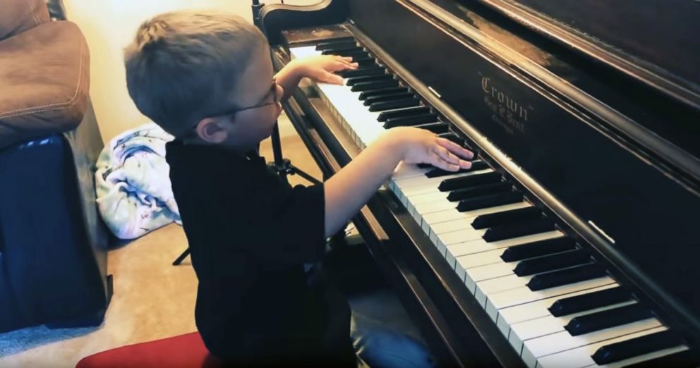 Avett Maness, 6 anos, nasceu cego de um olho e com visÃ£o prejudicada no outro, mas isso nÃ£o afetou suas impressionantes habilidades musicais. "