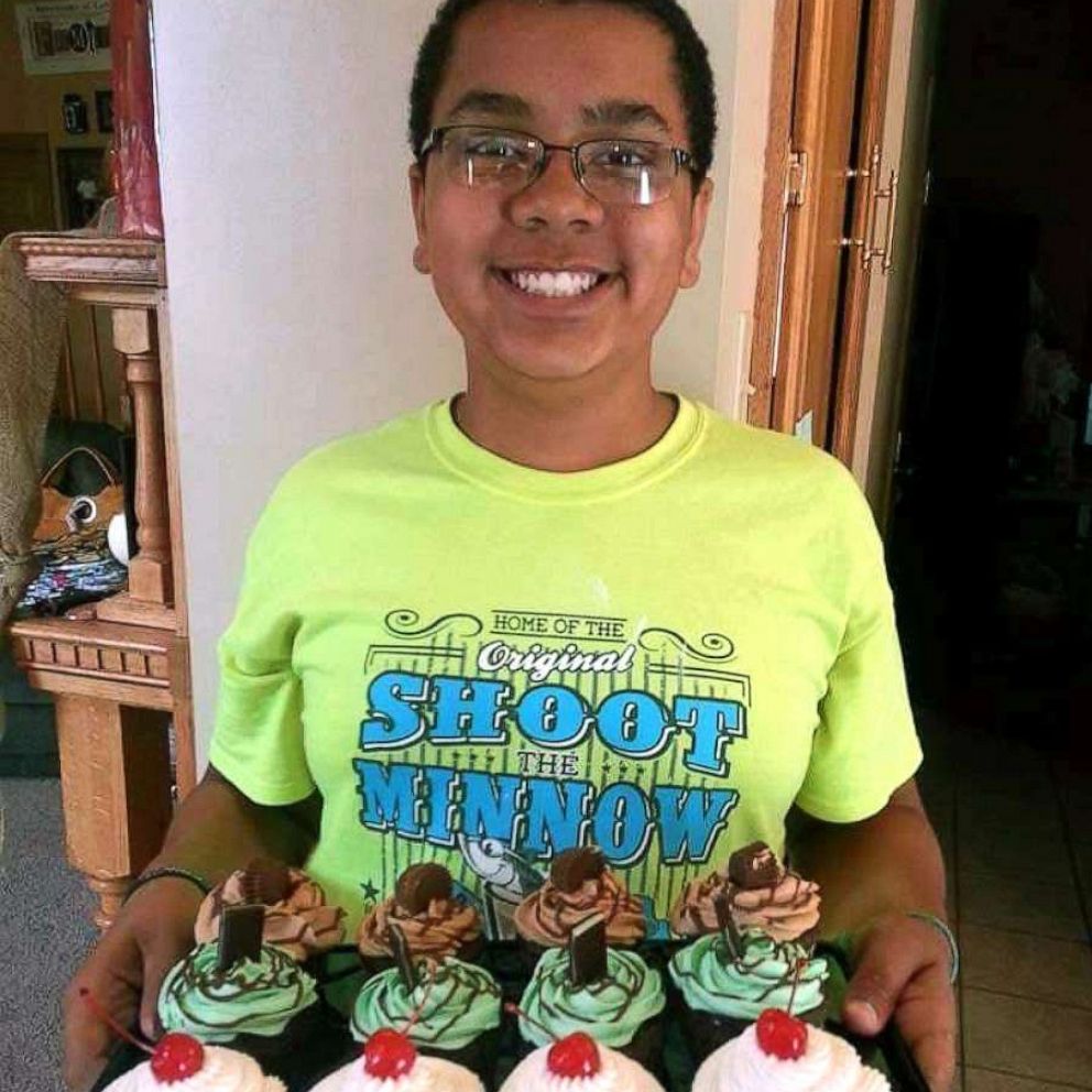 VIDEO: 14-year-old bakes $5K worth of cupcakes to bring his entire family to Disney World 