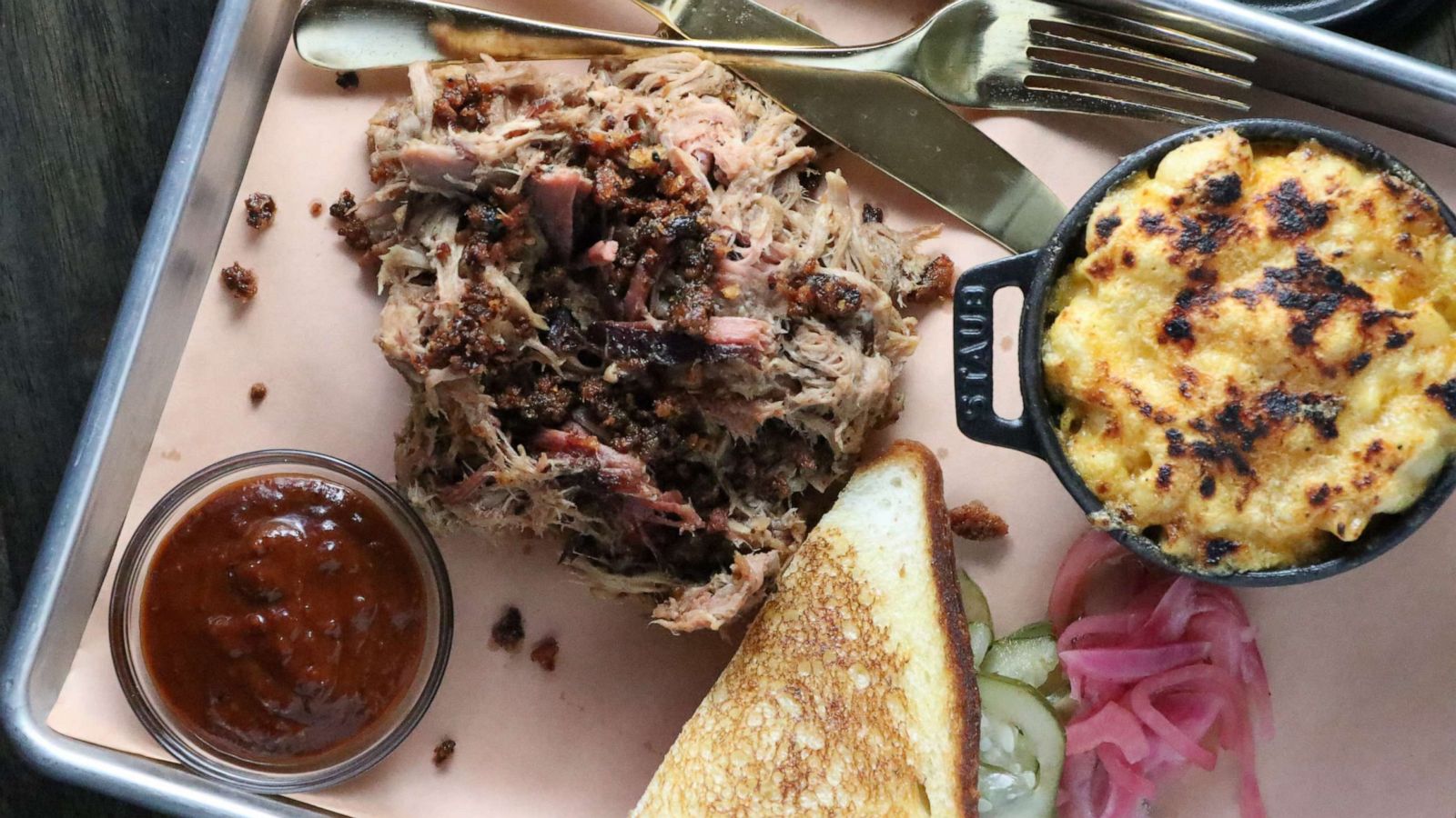 PHOTO: A tray of BBQ with a side of mac and cheese from the Federalist Pig in Washington D.C.