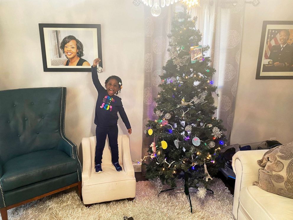 PHOTO: Soleil Irving points to a photo of her late mom, Shalon Irving, in her family's 2021 Christmas card photo.