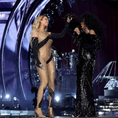 PHOTO: Beyonce and Diana Ross perform onstage during the 