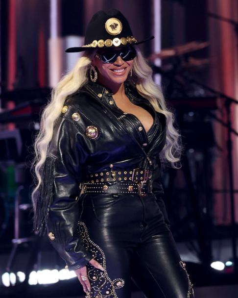 Beyonce becomes 1st Black woman to top Billboard Top Country Albums chart -  Good Morning America