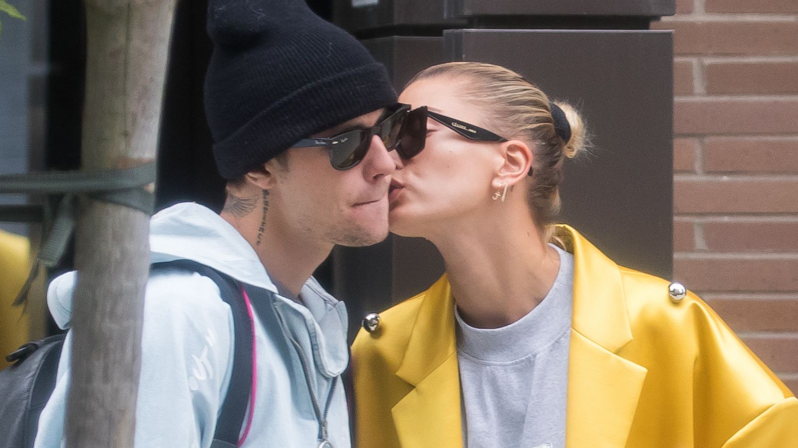 PHOTO: Hailey Baldwin kisses Justin Bieber on the cheek, May 9, 2019 in New York City.