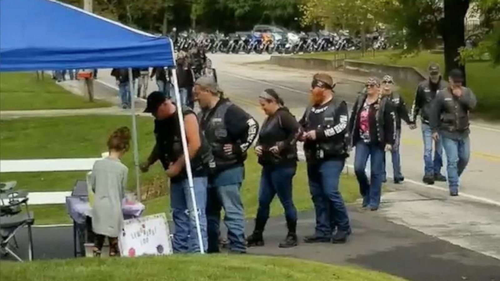 Bikers line up at girl's lemonade stand after mom helps save them during  crash - ABC News