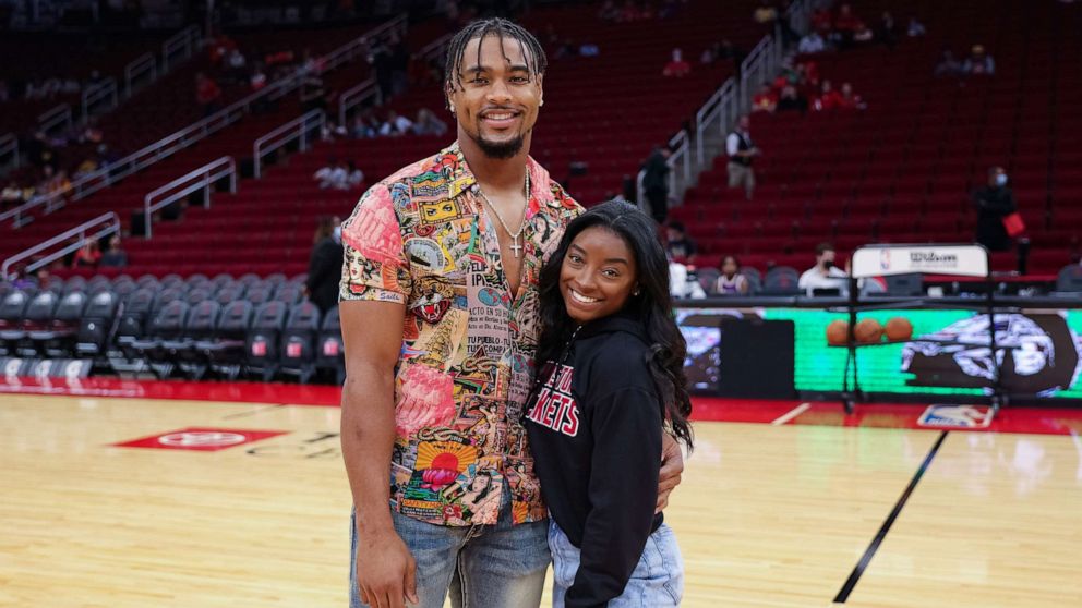 PHOTO: Simone Biles and Jonathan Owens attend a game between the Houston Rockets and the Los Angeles Lakers, Dec. 28, 2021, in Houston.