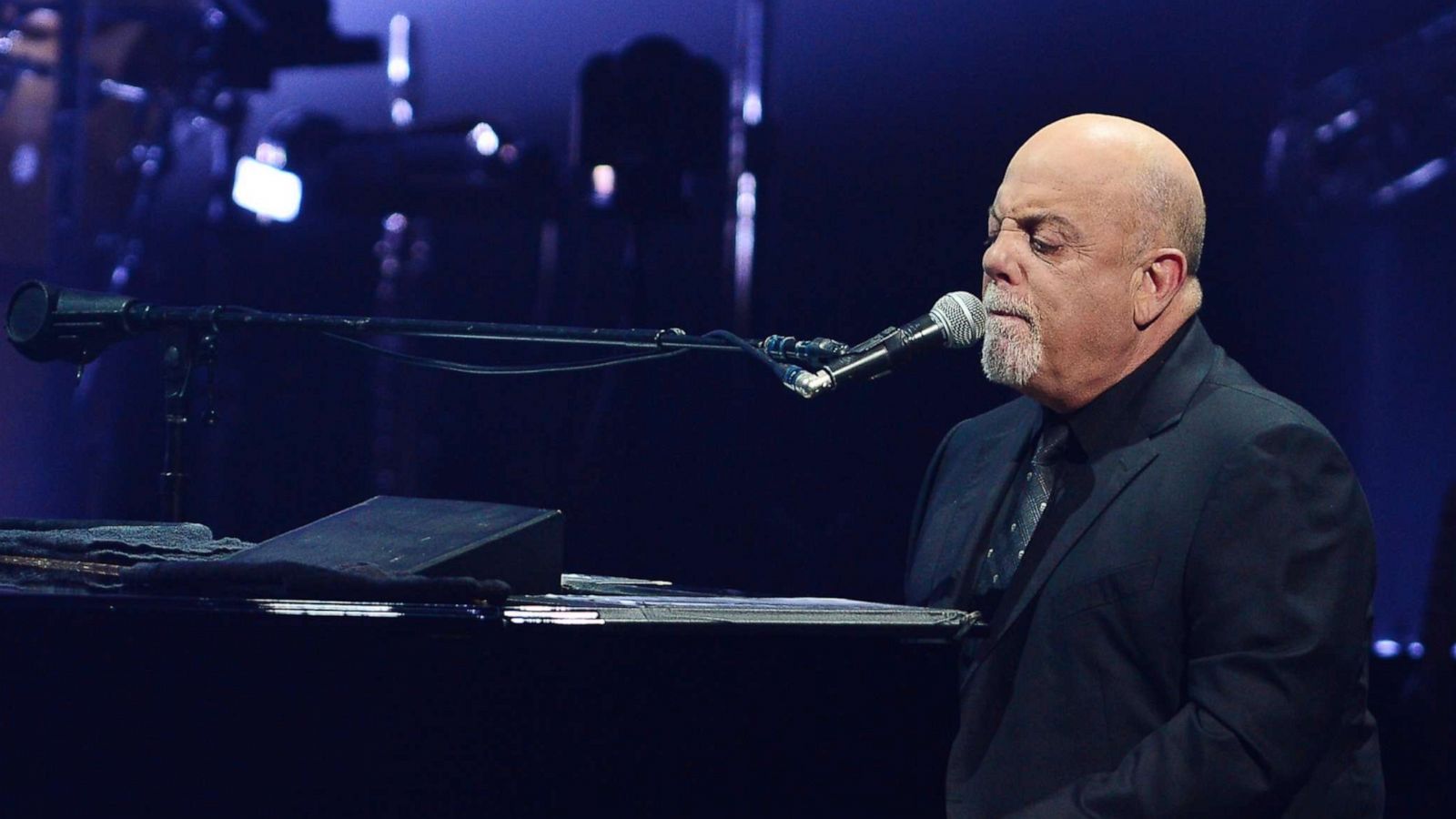 PHOTO: Billy Joel performs on stage at Hard Rock Live! in the Seminole Hard Rock Hotel & Casino on Jan. 10, 2020 in Hollywood, Fla.