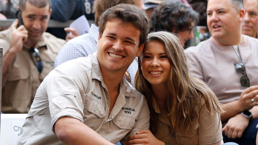 Bindi Irwin's brother Robert will walk her down the aisle - ABC News