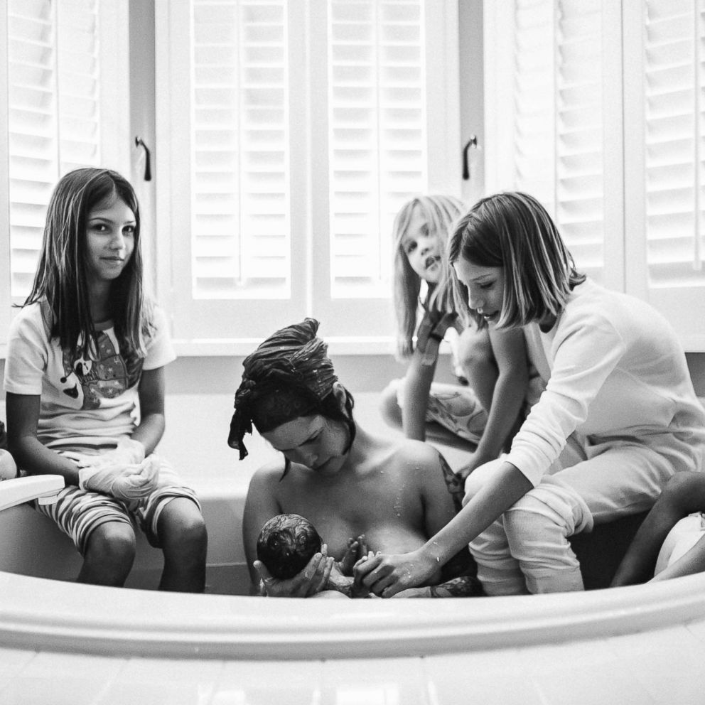 VIDEO: 5 daughters surround mom as she gives birth to their baby sister