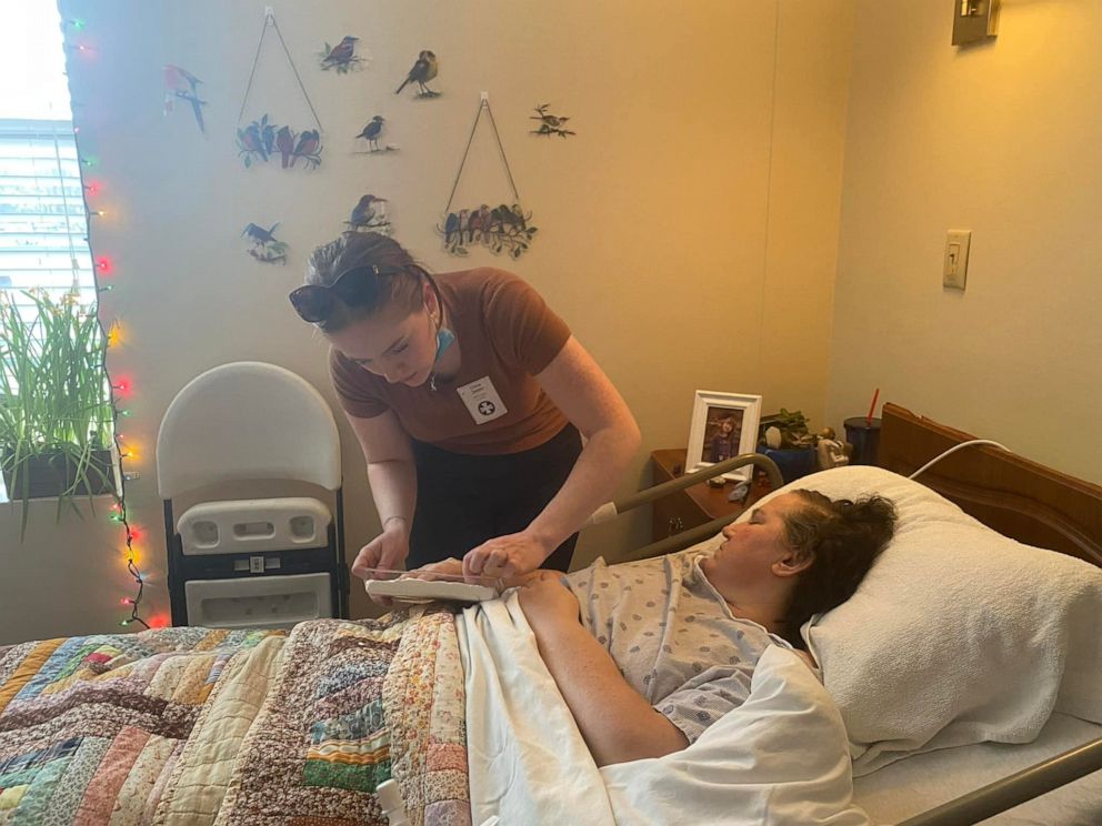 PHOTO: Chloe Sexton with her mother, Jennifer, in hospice, before her passing in April 2022.