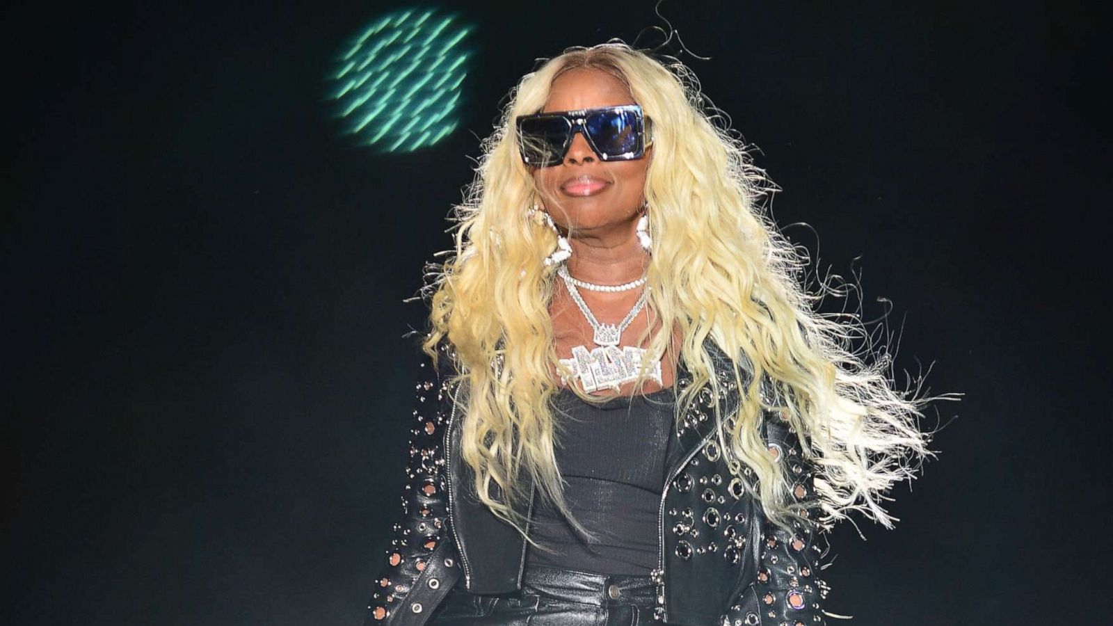 Mary J. Blige Receives Icon Award at Billboard Music Awards