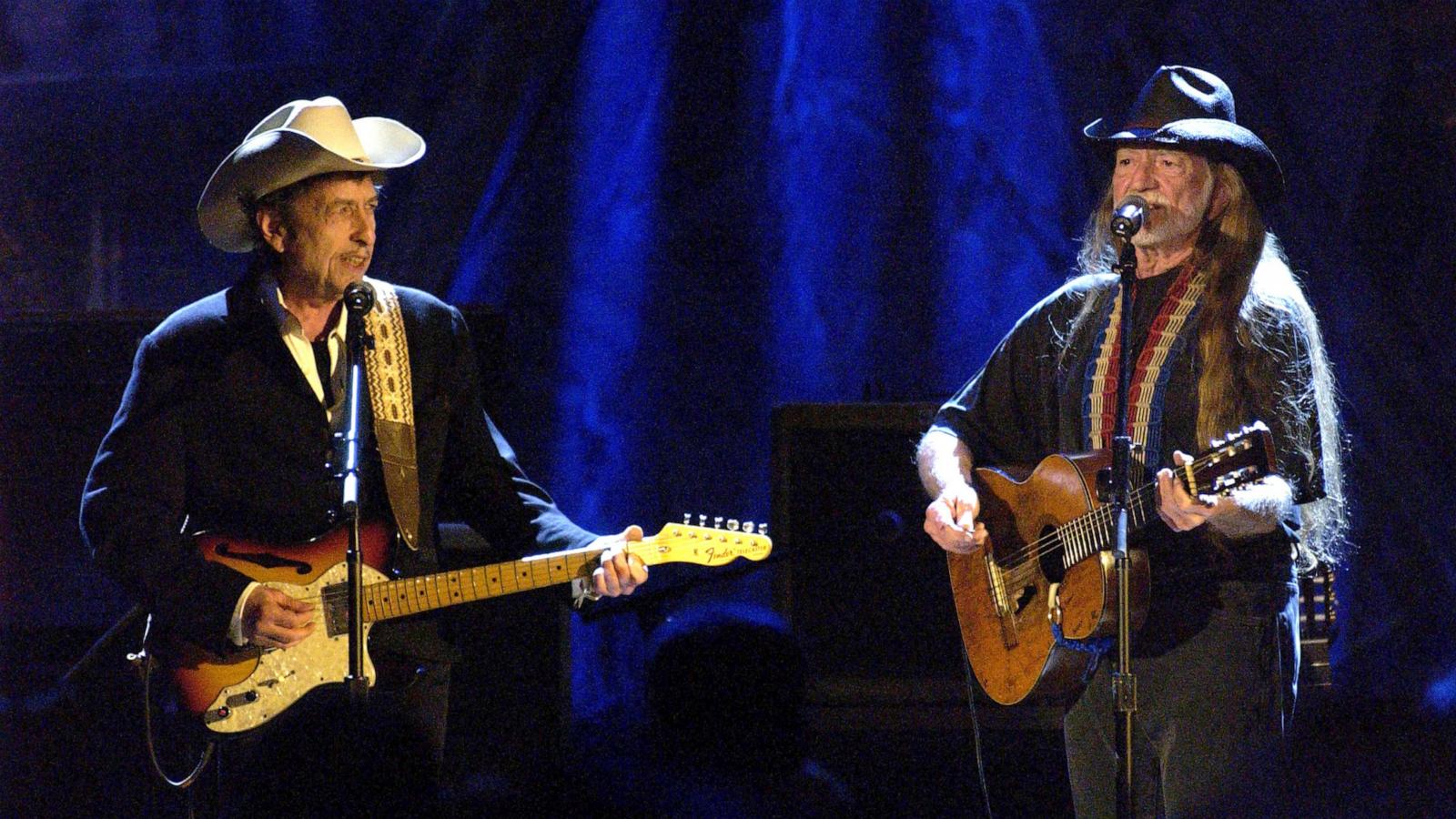 PHOTO: In this June 28, 2011, file photo, Bob Dylan and Willie Nelson perform together during a snow in Los Angeles.