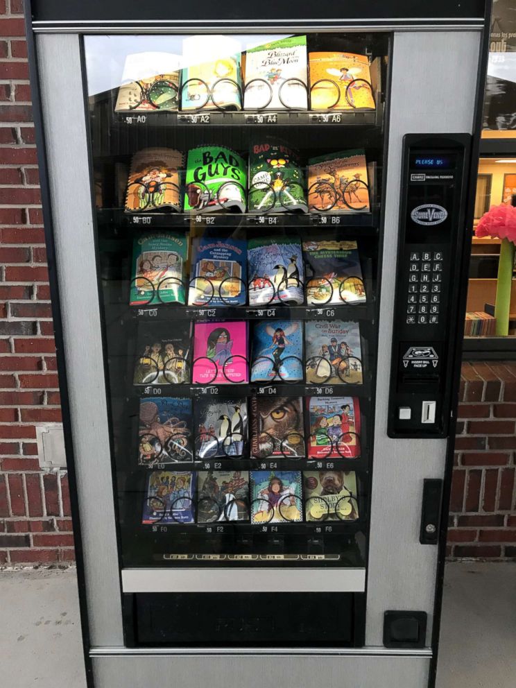 PHOTO: Umatilla Elementary in Umatilla, Florida, is offering reading material, rather than sweets, to students who frequent the vending machine.