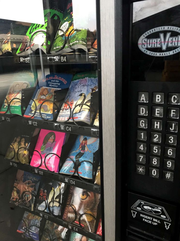 PHOTO: Umatilla Elementary in Umatilla, Florida, is offering reading material, rather than sweets, to students who frequent the vending machine.