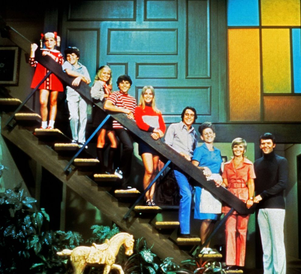 PHOTO: Susan Olsen, Mike Lookinland, Eve Plumb, Christopher Knight, Maureen McCormick, Barry Williams, Ann B Wilson, Florence Henderson, Robert Reed are shown on the set of "The Brady Bunch" TV series.