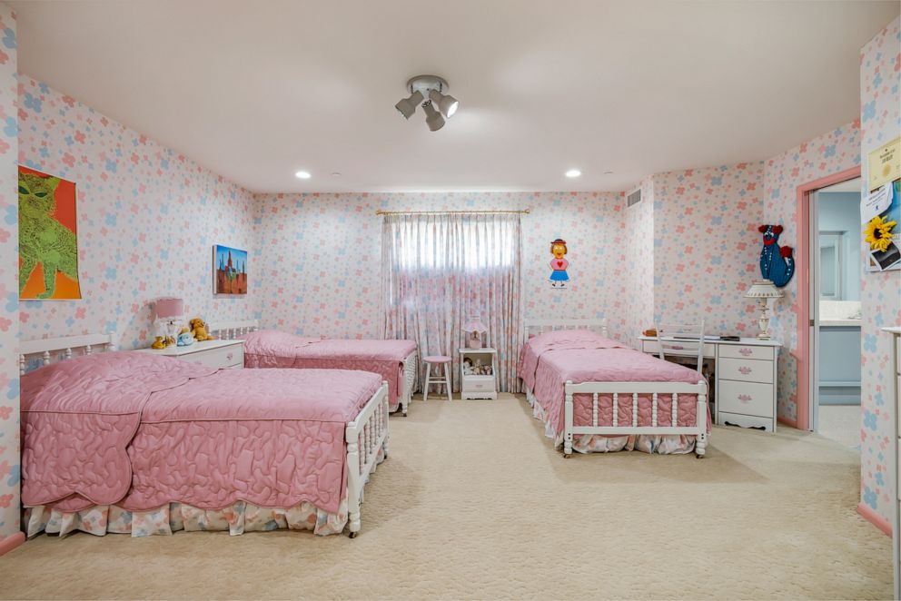 PHOTO: The pink-themed bedroom Marcia, Jan and Cindy would've shared includes a pink-and-blue patterned wallpaper.