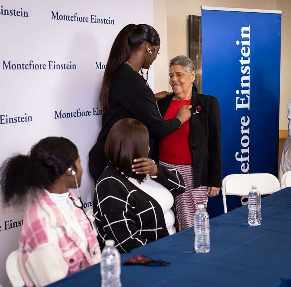 FOTO: Breanne Newton, irmã da falecida Brittany Newton, ouviu o coração de sua irmã, que foi doado a Miriam Nieves durante uma coletiva de imprensa no Montefiore Medical Center, no Bronx, Nova York.