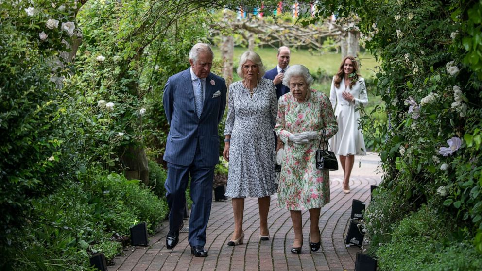PHOTO: Prince Charles, Prince of Wales, Camilla, Duchess of Cornwall, Queen Elizabeth II, Prince William, Duke of Cambridge and Catherine, Duchess of Cambridge arrive for a drinks reception on June 11, 2021 in St Austell, Cornwall, England.