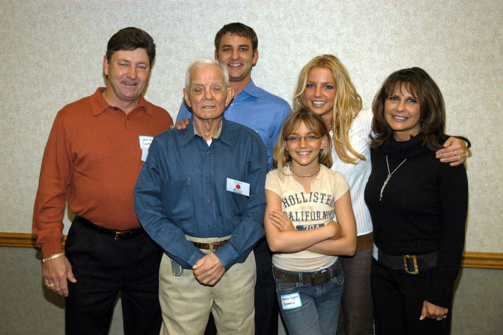 PHOTO: Britney Spears poses with her family Jamie Spears, Bryan Spears, grandfather June, Jamie-Lynn Spears and Lynne Spears.