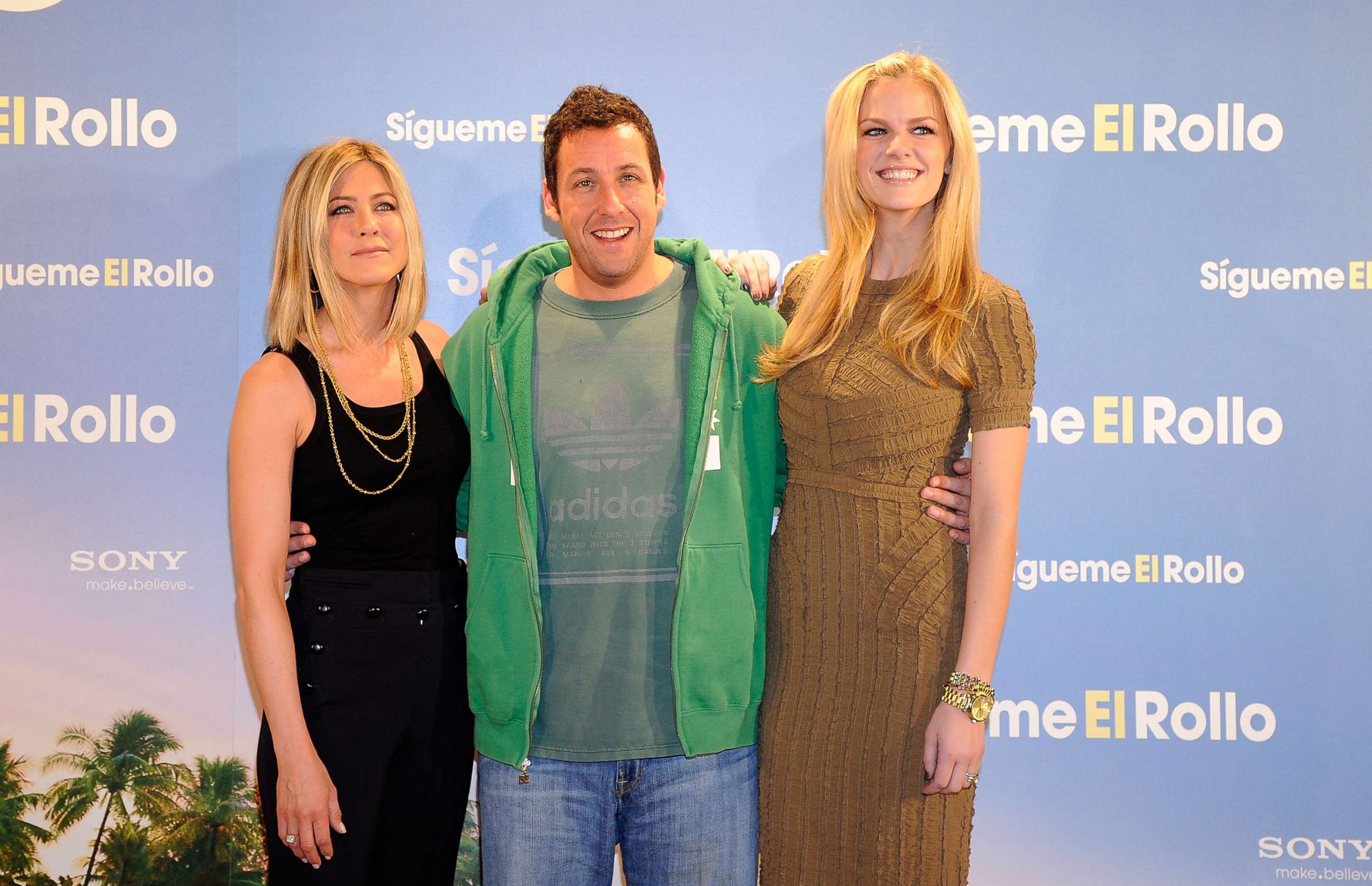 PHOTO: In this Feb. 22, 2011, file photo, Jennifer Aniston, Adam Sandler and Brooklyn Decker attend a photo call for 'Sigueme El Rollo' ('Just Go With It') in Madrid.