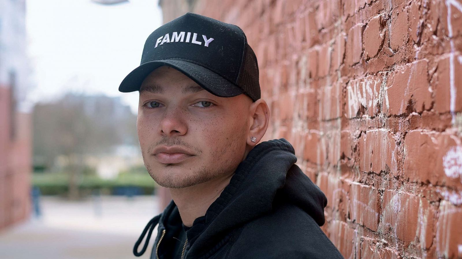 PHOTO: Kane Brown in his hometown of Chattanooga, Tenn., for the Lowe's 100 Hometowns kick off.