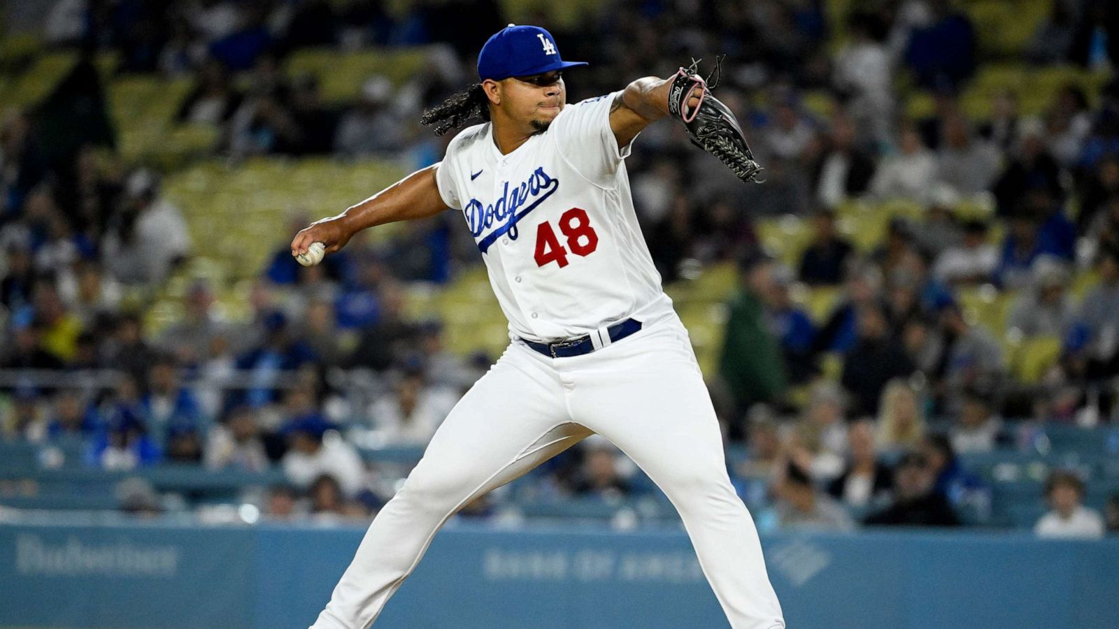 Brusdar Graterol reunites with his mom and helps pitch Dodgers to victory