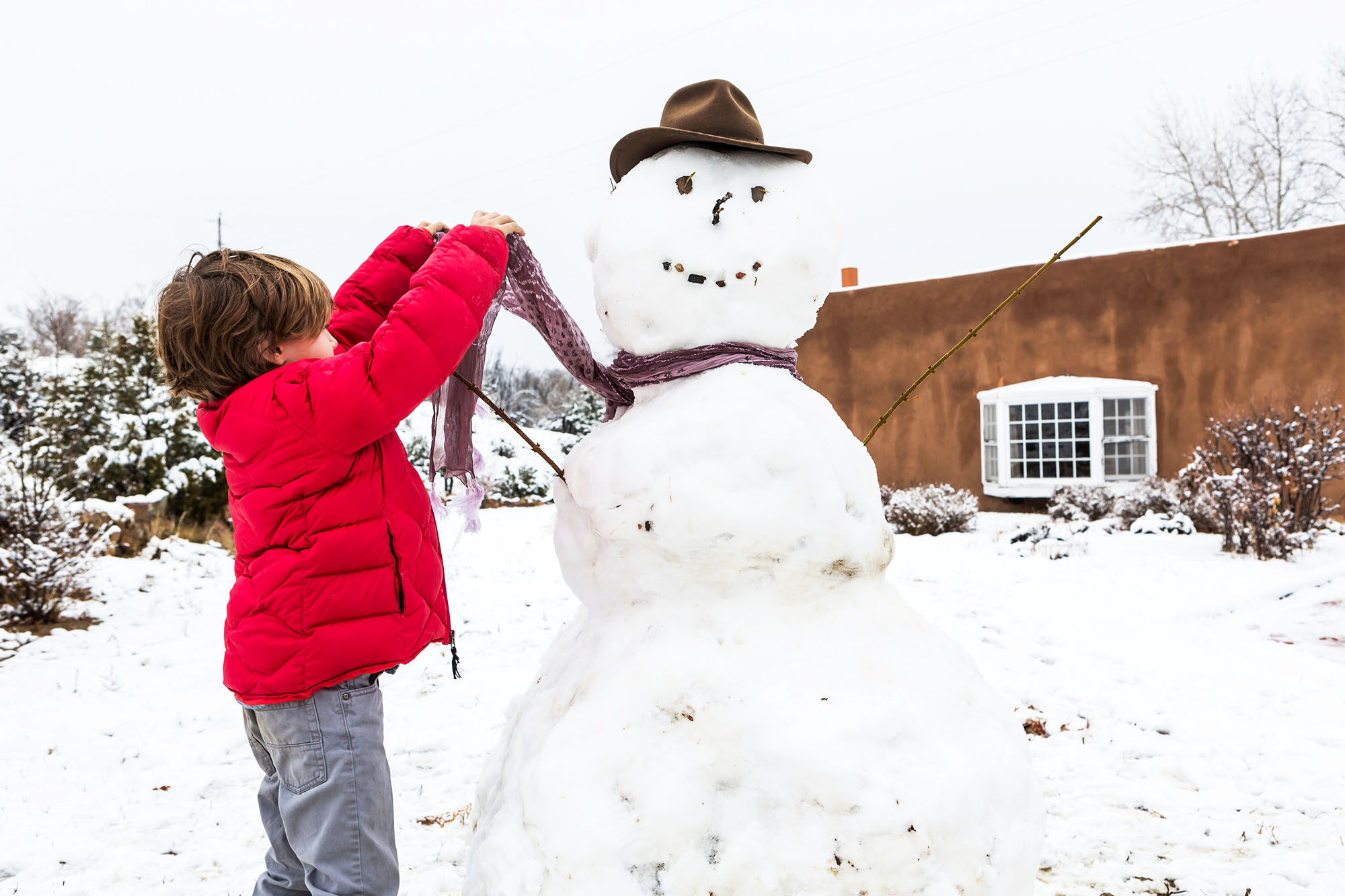 PHOTO: A child builds a snowman in an undated stock image.