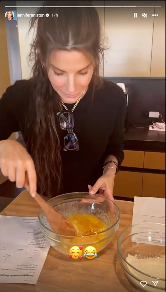 Jennifer Aniston shows off Sandra Bullock's baking skills for her ...