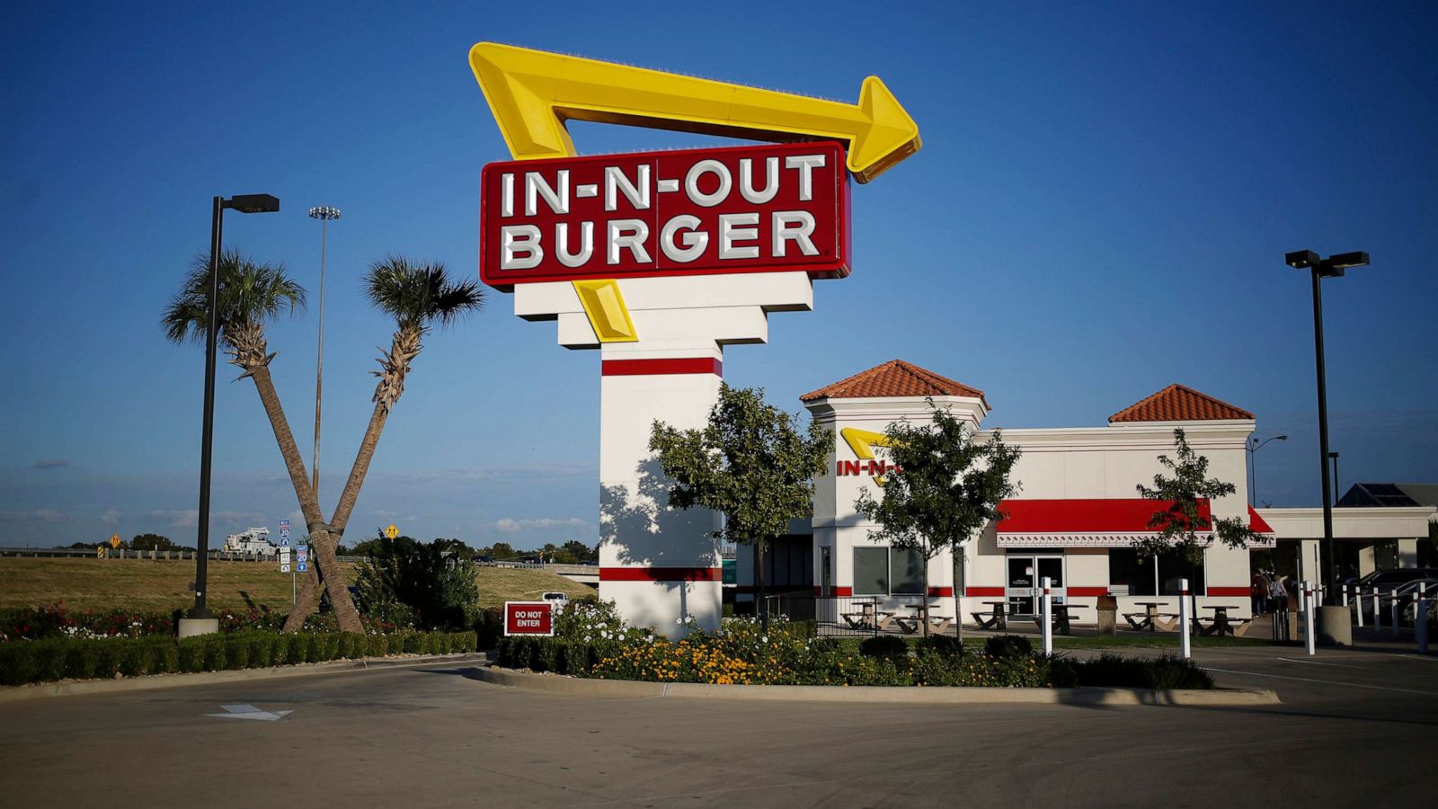 PHOTO: An In-N-Out Burger restaurant stands in Fort Worth, Texas, Oct. 24, 2016.