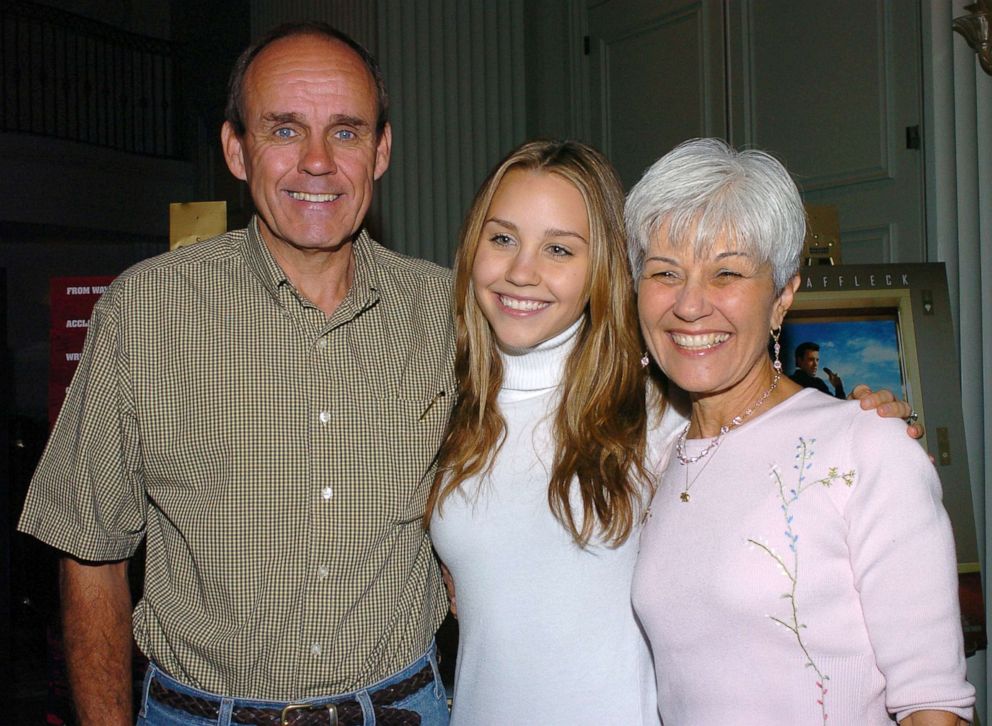 PHOTO: Amanda Bynes with her parents Rick and Lynn Bynes, Nov. 3, 2004.