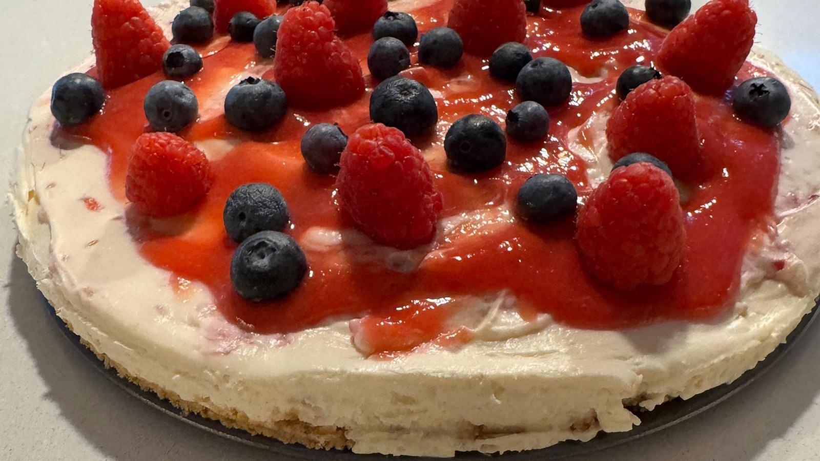 PHOTO: Colorado mom's disappointing birthday cheesecake order for her daughter has turned into a viral internet moment.