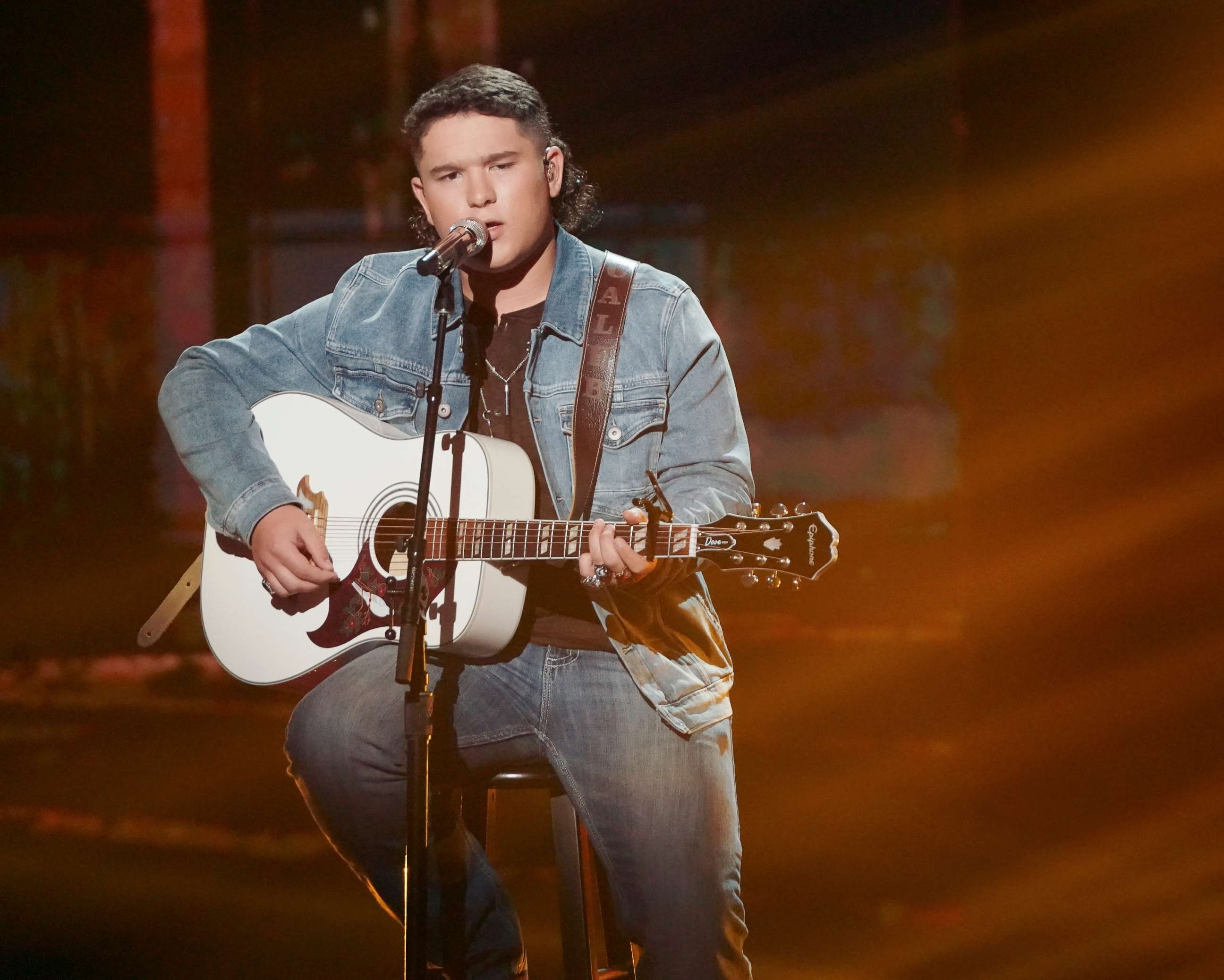 PHOTO: Caleb Kennedy sings on American Idol.