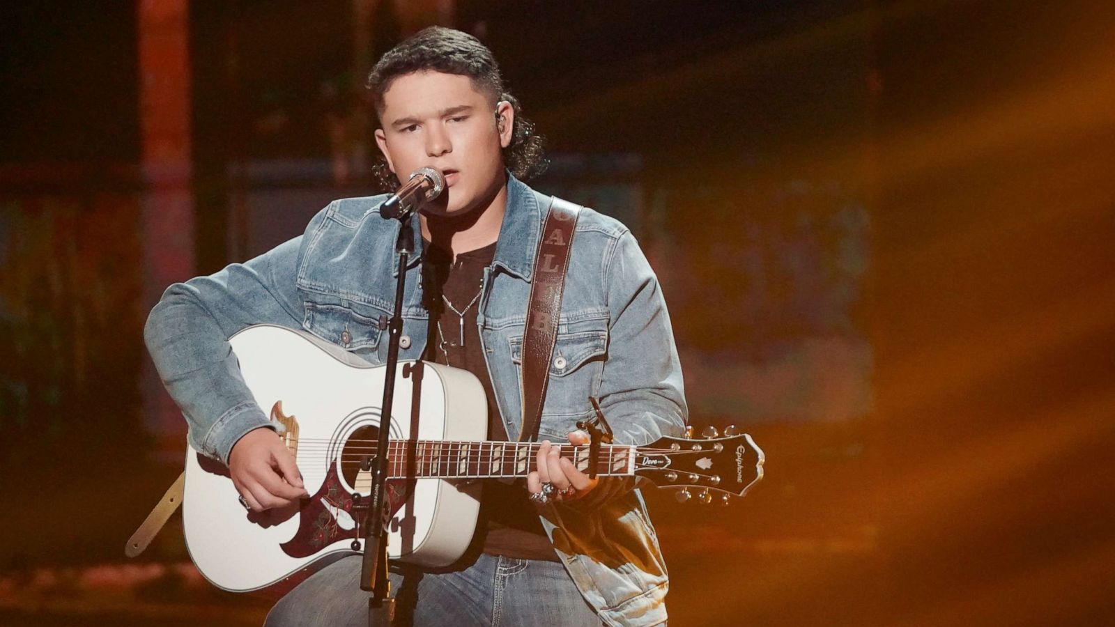 PHOTO: Caleb Kennedy sings on American Idol.