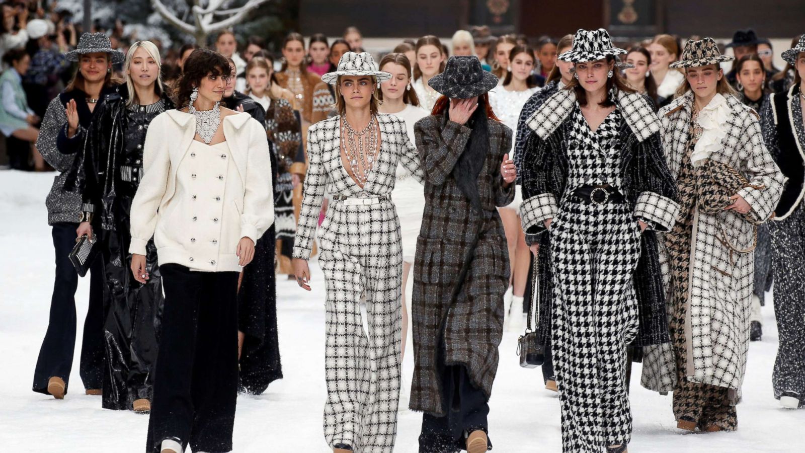 Cara Delevingne, Penelope Cruz and more honor Karl Lagerfeld's final  collection with Chanel - ABC News