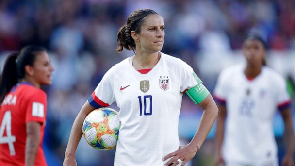 US soccer star Carli Lloyd kicks 55-yard field goal at Eagles training ...