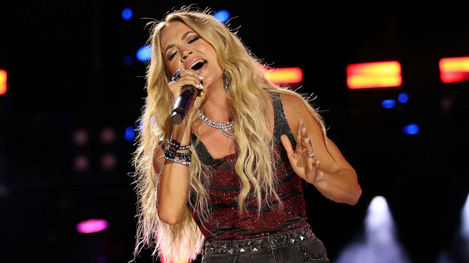 Carrie Underwood highlights Denim & Rhinestones tour crew in 'Full House'  TikTok challenge - ABC News