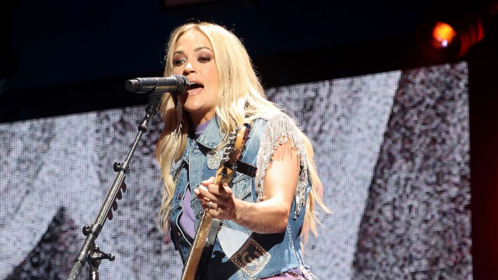 Carrie Underwood Announces The Denim & Rhinestones Tour with 2022 & 2023  Dates