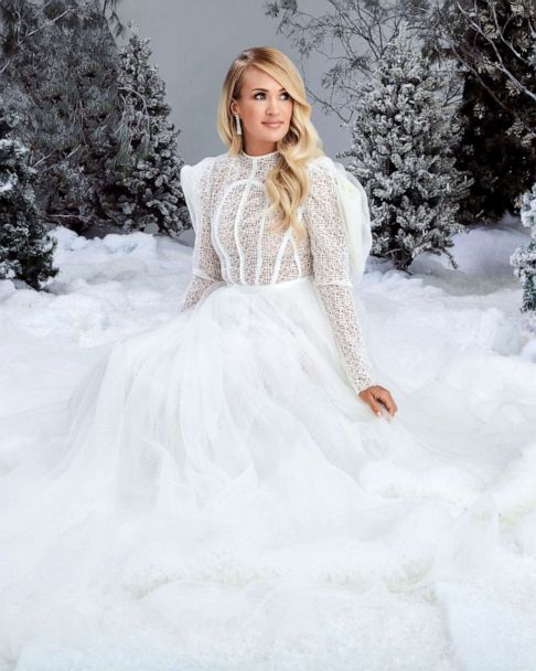Carrie Underwood Debuts Christmas Song 'Favorite Time of Year