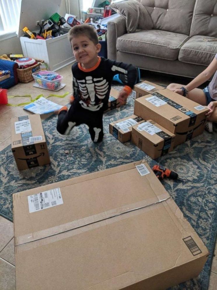 PHOTO: Cancer patient Carter McPherson, 4, is receiving letters from strangers after his mother posted a request for Halloween "cheer cards" for her son on the Nextdoor website.