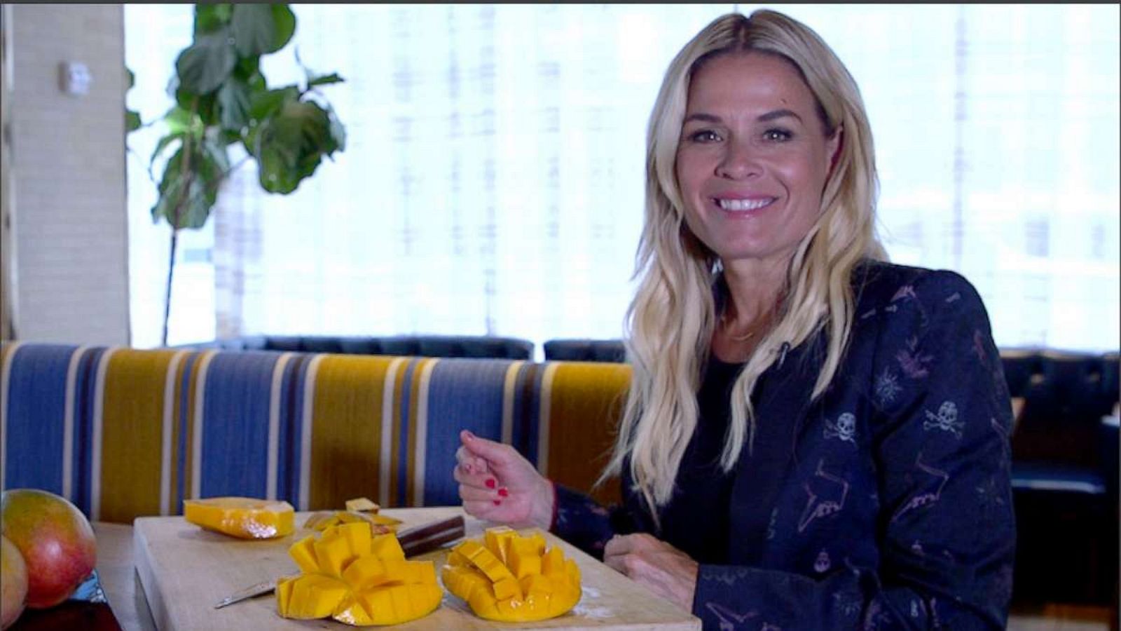 PHOTO: Celebrity chef Cat Cora shows "GMA" how to cut a mango star.