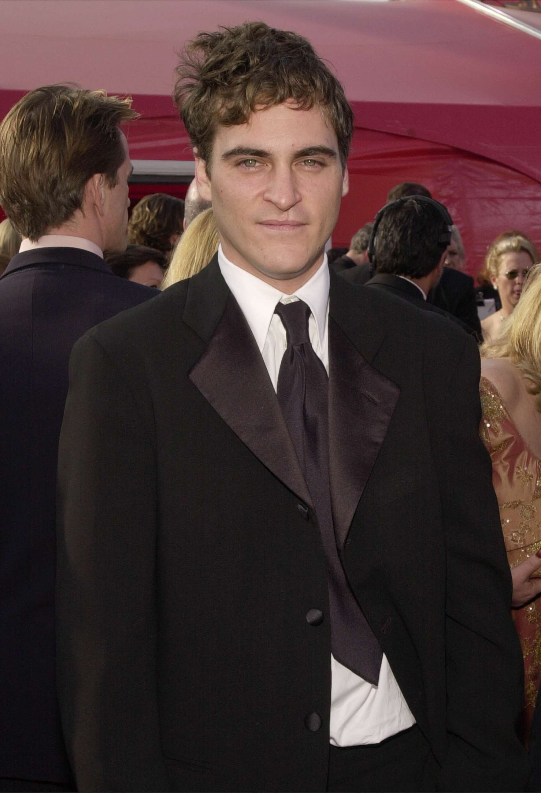 PHOTO: 386900 113: Actor Joaquin Phoenix arrives for the 73rd Annual Academy Awards March 25, 2001 at the Shrine Auditorium in Los Angeles. Phoenix is wearing an Armani suit. (Photo by Chris Weeks/Getty Images)