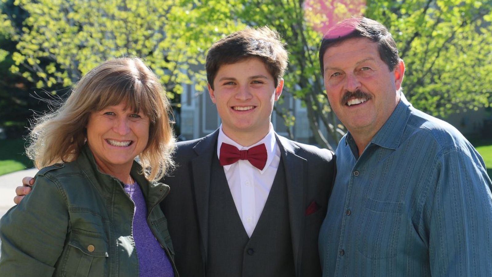 PHOTO: Nathan and Sylvia Harrell of Kansas City, Mo., pose with their son Chad before his high school prom.