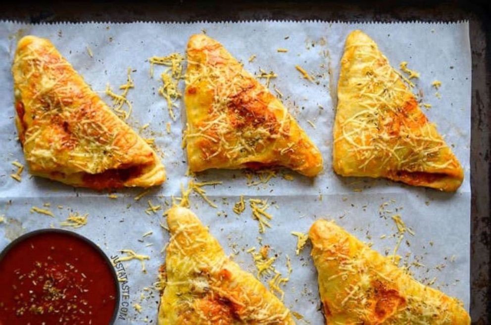 PHOTO: Easy cheesy chicken pizza pockets are a great make-ahead lunch.